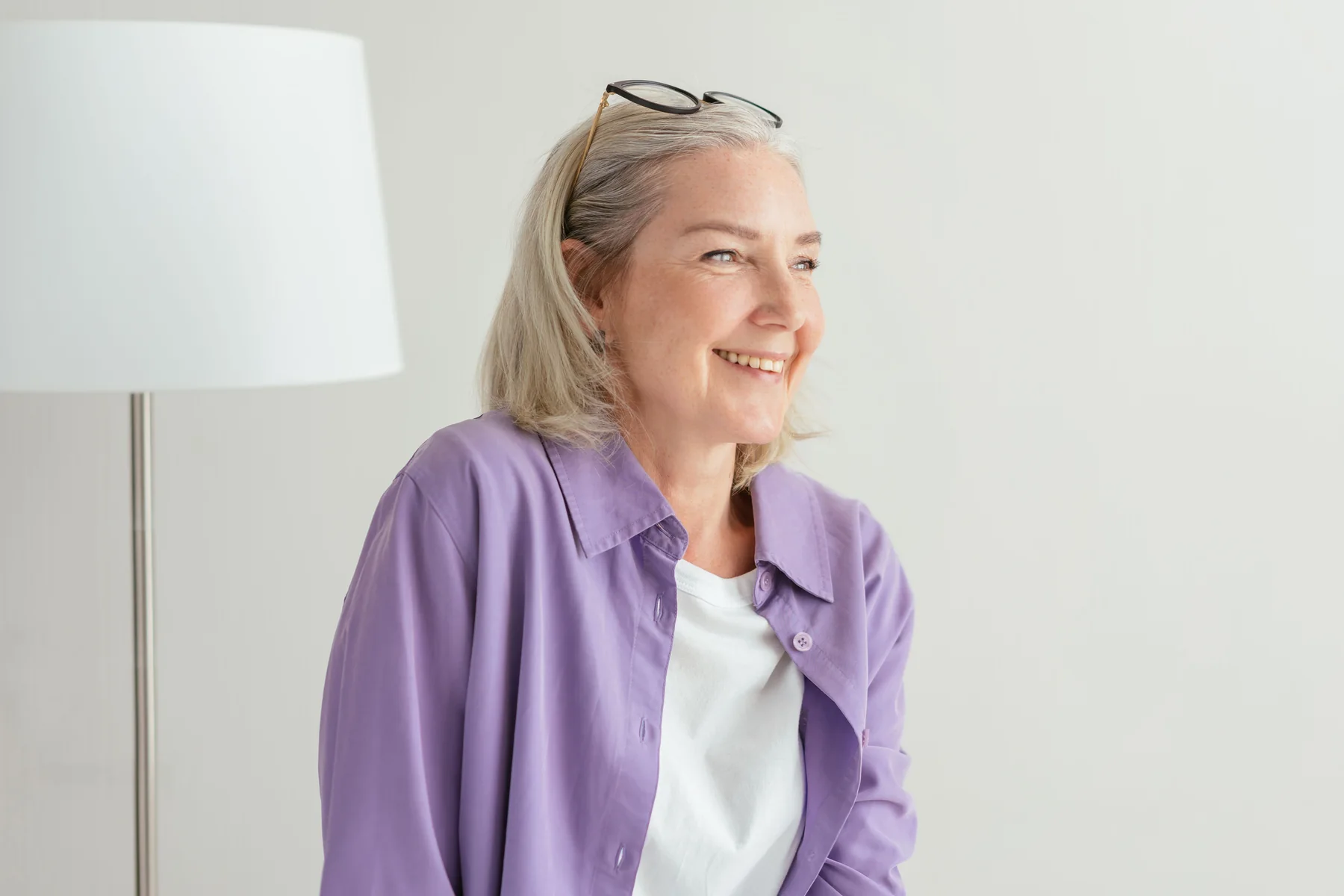 Frau in heller Wohnumgebung