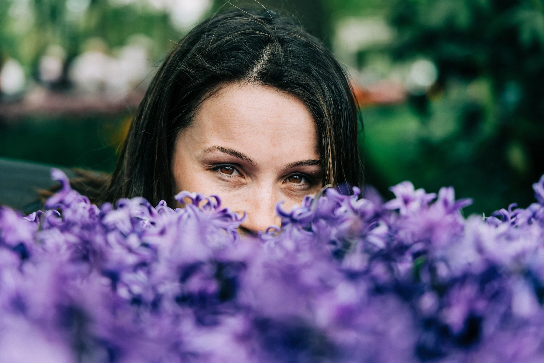 Person zwischen violetten Blumen